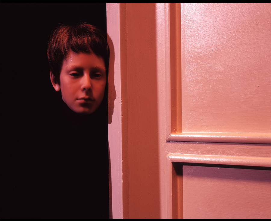 VATERBILDER | FATHERPICTURES - STAGED FAMILY PICTURES WITH SILICONE PUPPETS - Der Vertrag / The contract- 2004 ©  Burkhard von Harder